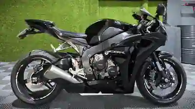 Honda CBR 1000RR 2008 - 8950 EUR, 32000 km - AUTO.MOTO.pt - 32000km - foto 5 de 15