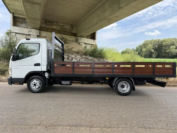 Mitsubishi FUSO CANTER 3C13 6 VEL LONGA 5,75M 2009 - 23900 EUR, 189000 km - AUTO.MOTO.pt - 189000km - foto 4 de 23