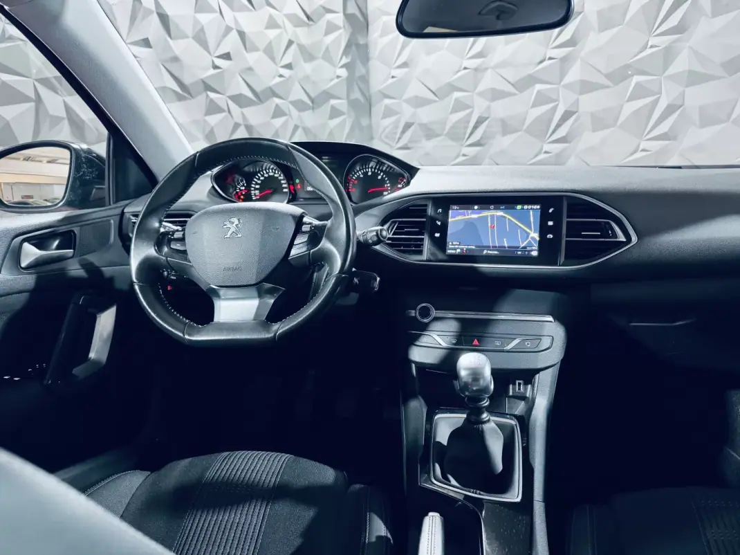 Peugeot 308 2019 - 14990 EUR, 62170 km - AUTO.MOTO.pt - 62170km - foto 25 de 36