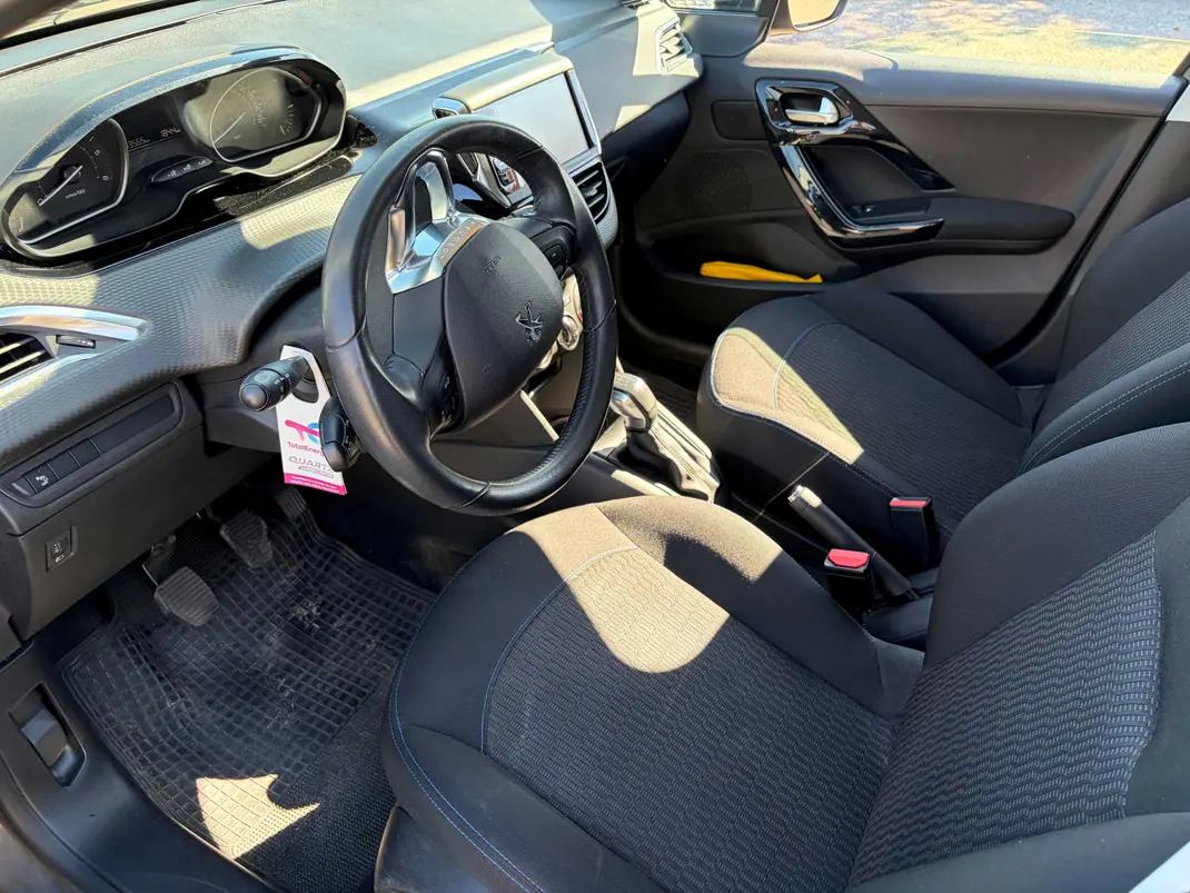 Peugeot 208 2018 - 10 EUR, 114000 km - 114000km - foto 9 de 15