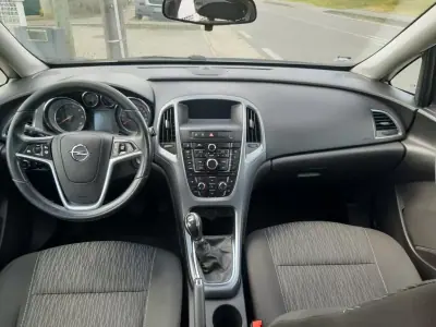Opel Astra 2013 - 9900 EUR, 179980 km - AUTO.MOTO.pt - 179980km - foto 13 de 35