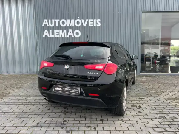 Alfa Romeo Giulietta 2018 - 15950 EUR, 122241 km - AUTO.MOTO.pt - 122241km - foto 7 de 17