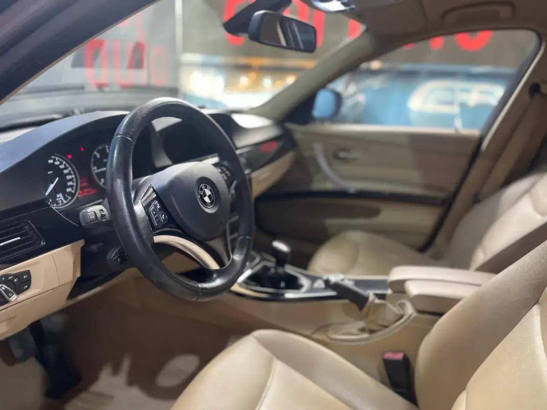 BMW 318 2010 - 10999 EUR, 181000 km - AUTO.MOTO.pt - 181000km - foto 31 de 46