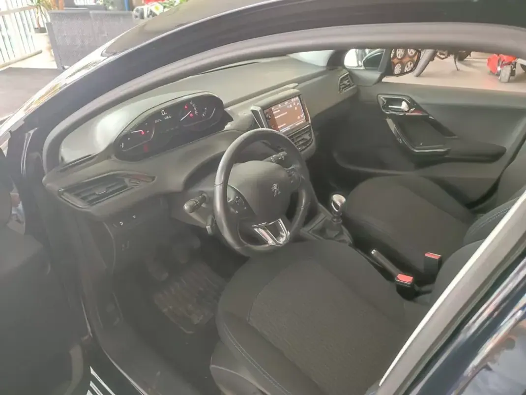Peugeot 208 2018 - 14900 EUR, 144000 km - AUTO.MOTO.pt - 144000km - foto 4 de 13