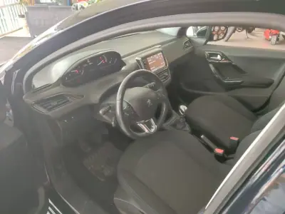 Peugeot 208 2018 - 14900 EUR, 144000 km - AUTO.MOTO.pt - 144000km - foto 4 de 13
