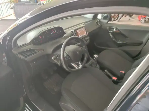 Peugeot 208 2018 - 14900 EUR, 144000 km - AUTO.MOTO.pt - 144000km - foto 4 de 13