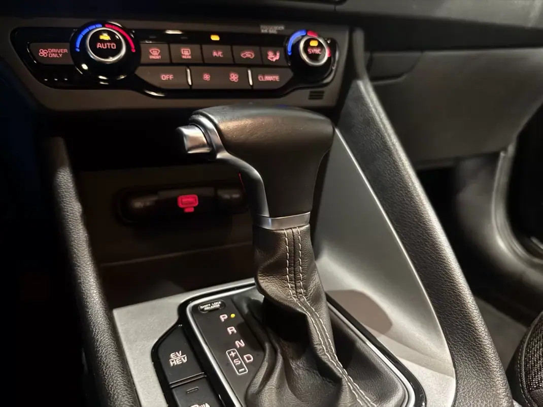 Kia Niro 2020 - 17490 EUR, 168000 km - AUTO.MOTO.pt - 168000km - foto 11 de 21