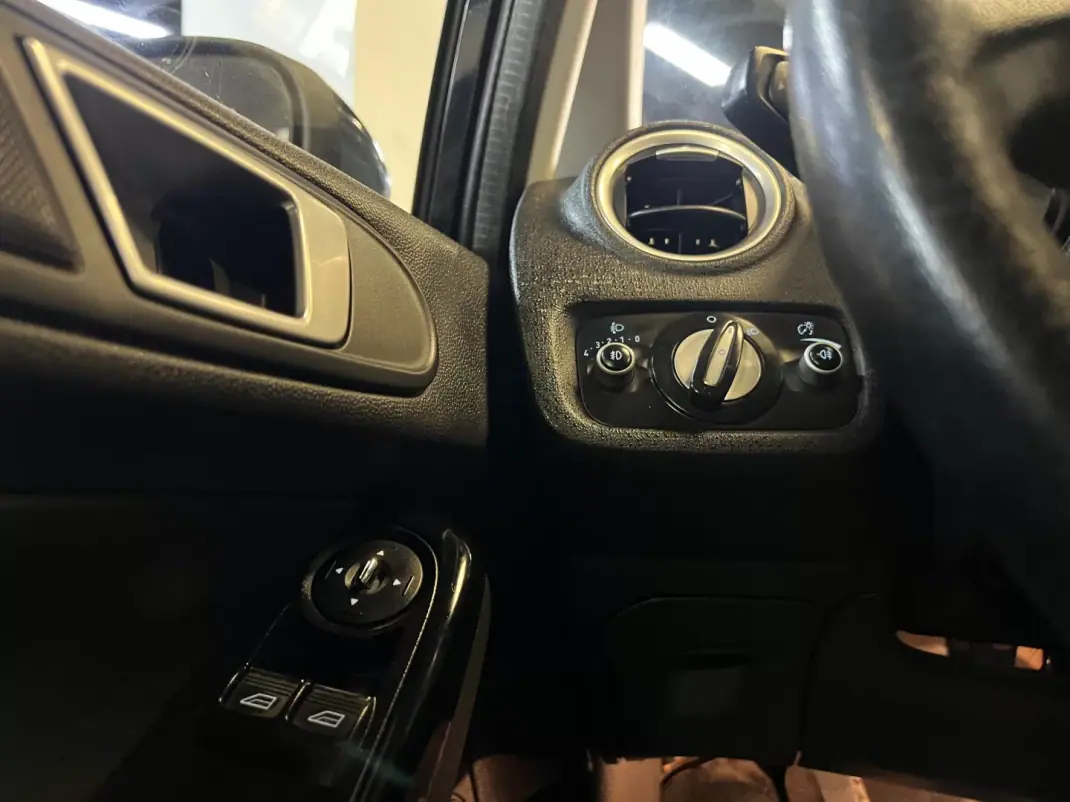 Ford Fiesta 2012 - 6490 EUR, 180000 km - AUTO.MOTO.pt - 180000km - foto 28 de 38