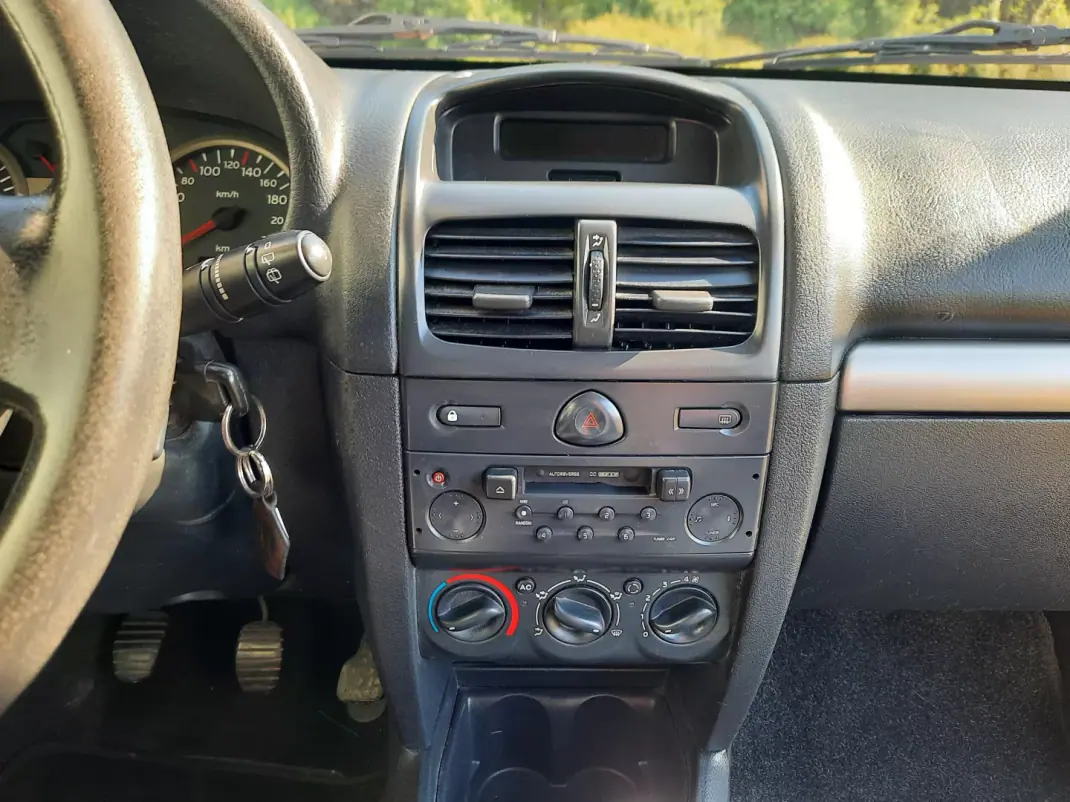 Renault Clio 2001 - 3500 EUR, 188485 km - AUTO.MOTO.pt - 188485km - foto 9 de 10