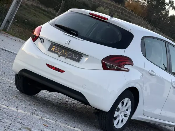 Peugeot 208 2016 - 7500 EUR, 121000 km - AUTO.MOTO.pt - 121000km - foto 12 de 20