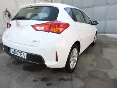 Toyota Auris 2015 - 12750 EUR, 141331 km - AUTO.MOTO.pt - 141331km - foto 3 de 15