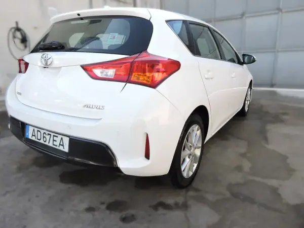 Toyota Auris 2015 - 12750 EUR, 141331 km - AUTO.MOTO.pt - 141331km - foto 3 de 15