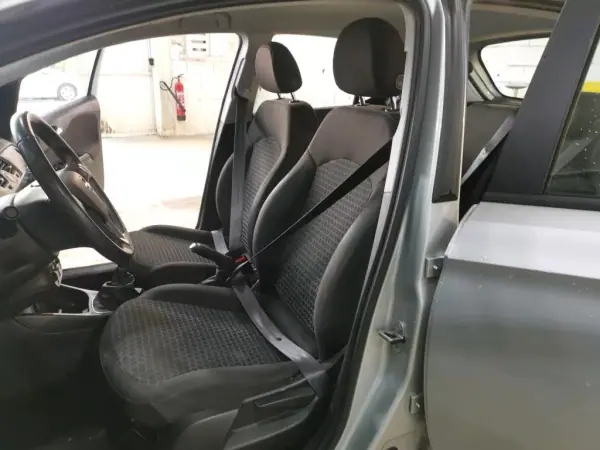 Opel Corsa 2018 - 11900 EUR, 125200 km - AUTO.MOTO.pt - 125200km - foto 4 de 8