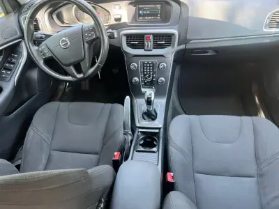 Volvo V40 2017 - 15900 EUR, 120000 km - AUTO.MOTO.pt - 120000km - foto 5 de 39