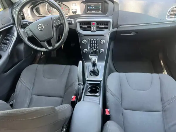 Volvo V40 2017 - 15900 EUR, 120000 km - AUTO.MOTO.pt - 120000km - foto 5 de 39