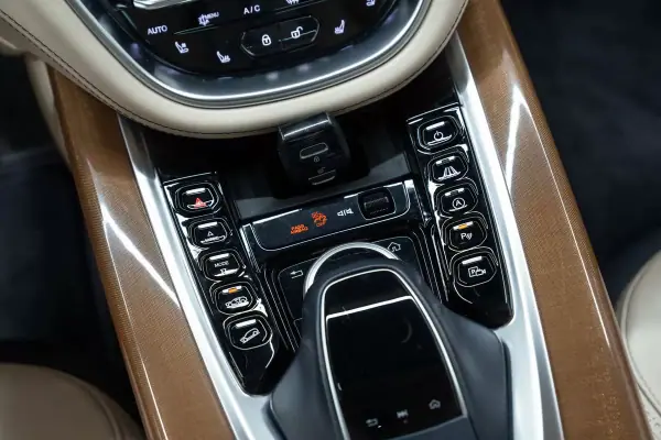 Aston Martin DBX 2020 - 149950 EUR, 55000 km - AUTO.MOTO.pt - 55000km - foto 23 de 53