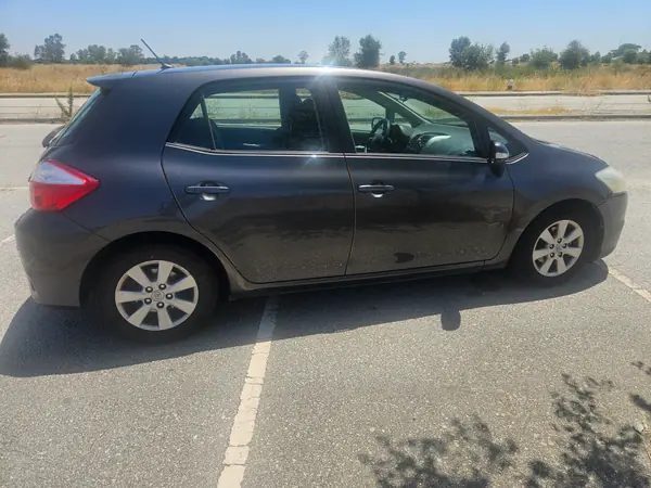 Toyota Auris 2012 - 9000 EUR, 130000 km - AUTO.MOTO.pt - 130000km - foto 3 de 13