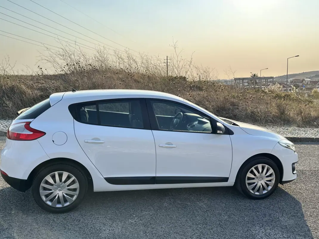 Renault Mégane 2014 - 5500 EUR, 270000 km - AUTO.MOTO.pt - 270000km - foto 4 de 12