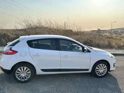 Renault Mégane 2014 - 5500 EUR, 270000 km - AUTO.MOTO.pt - 270000km - foto 4 de 12