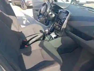 Renault Clio 2019 - 7900 EUR, 238000 km - AUTO.MOTO.pt - 238000km - foto 6 de 15