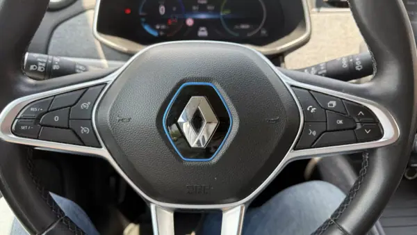 Renault Zoe 2020 - 12900 EUR, 139000 km - AUTO.MOTO.pt - 139000km - foto 11 de 21