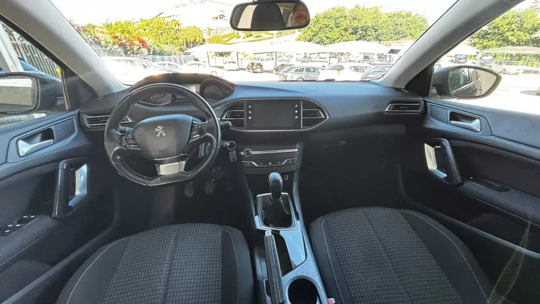 Peugeot 308 SW 2018 - 13990 EUR, 135000 km - AUTO.MOTO.pt - 135000km - foto 11 de 15