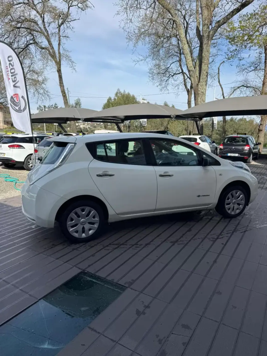 Nissan Leaf 2017 - 7900 EUR, 117534 km - AUTO.MOTO.pt - 117534km - foto 4 de 15