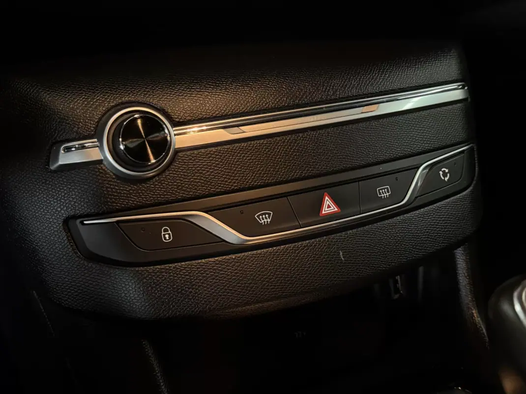 Peugeot 308 SW 2020 - 13490 EUR, 149900 km - AUTO.MOTO.pt - 149900km - foto 27 de 34