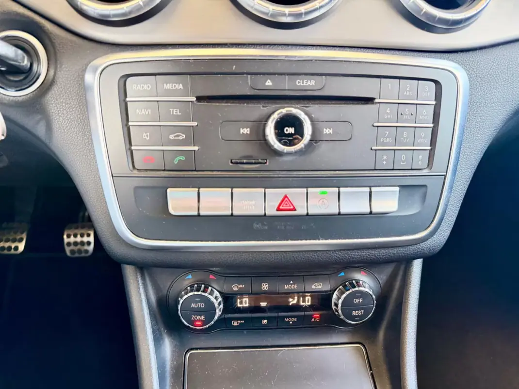 Mercedes-Benz CLA 180 2016 - 18990 EUR, 209795 km - AUTO.MOTO.pt - 209795km - foto 16 de 23