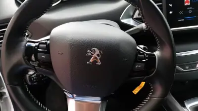 Peugeot 308 2019 - 11999 EUR, 99999 km - AUTO.MOTO.pt - 99999km - foto 29 de 35