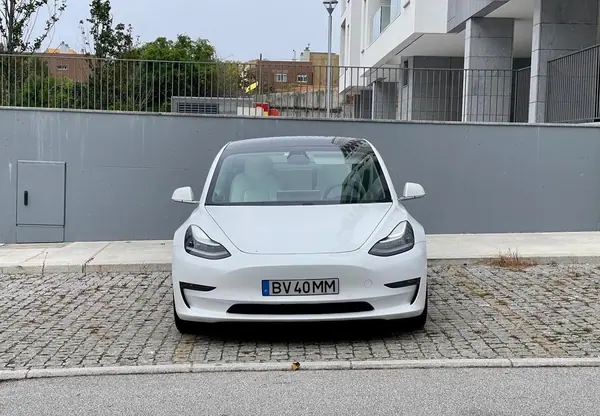 Tesla Model 3 2019 - 20000 EUR, 72000 km - AUTO.MOTO.pt - 72000km - foto 9 de 10
