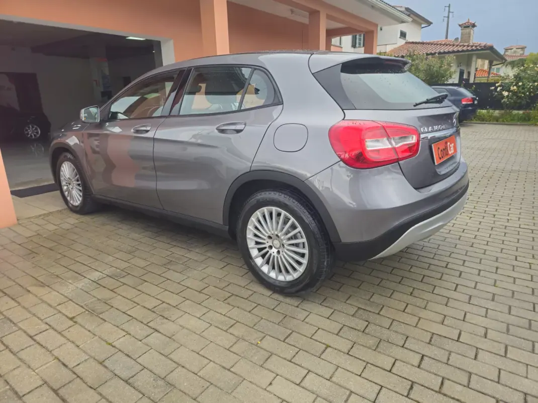 Mercedes-Benz GLA 180 2016 - 16990 EUR, 142000 km - AUTO.MOTO.pt - 142000km - foto 6 de 13