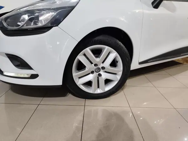 Renault Clio 2017 - 9950 EUR, 94000 km - AUTO.MOTO.pt - 94000km - foto 4 de 22
