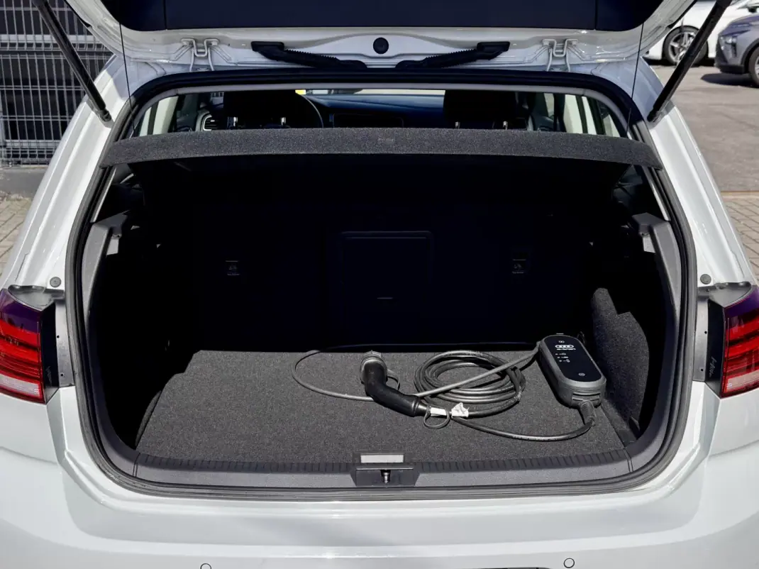 Volkswagen e-Golf 2019 - 16500 EUR, 70000 km - AUTO.MOTO.pt - 70000km - foto 18 de 18