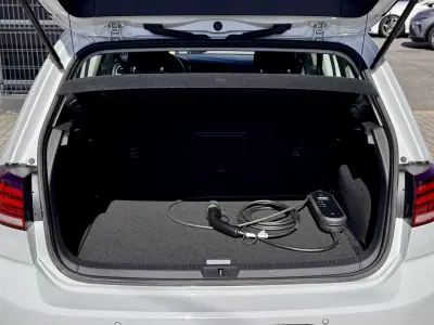 Volkswagen e-Golf 2019 - 16500 EUR, 70000 km - AUTO.MOTO.pt - 70000km - foto 18 de 18