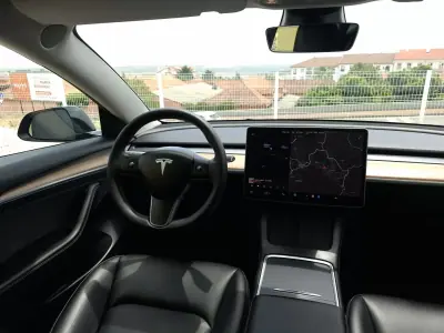 Tesla Model 3 2022 - 32490 EUR, 88297 km - AUTO.MOTO.pt - 88297km - foto 11 de 19