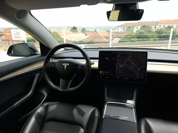 Tesla Model 3 2022 - 32490 EUR, 88297 km - AUTO.MOTO.pt - 88297km - foto 11 de 19