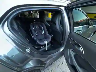 Mercedes-Benz GLA 180 2015 - 18750 EUR, 235000 km - AUTO.MOTO.pt - 235000km - foto 8 de 15