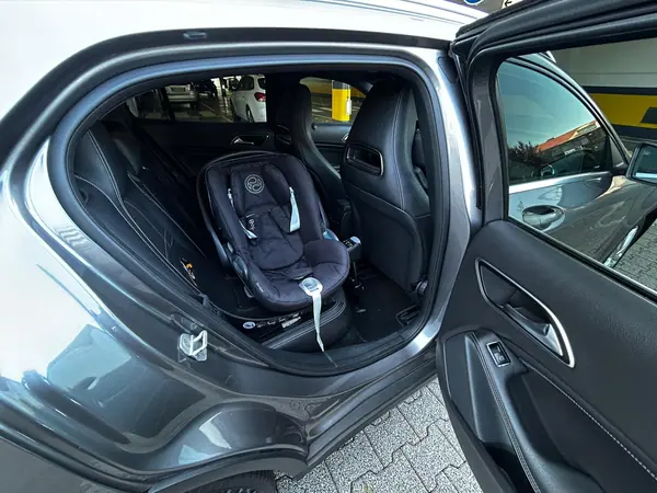 Mercedes-Benz GLA 180 2015 - 16950 EUR, 235000 km - AUTO.MOTO.pt - 235000km - foto 8 de 15
