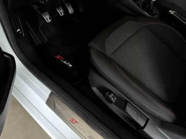 Ford Fiesta 2018 - 11000 EUR, 146800 km - AUTO.MOTO.pt - 146800km - foto 65 de 78
