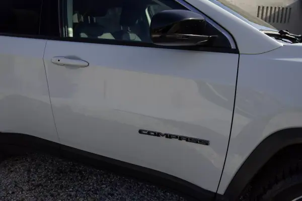 Jeep Compass 2022 - 24250 EUR, 92000 km - AUTO.MOTO.pt - 92000km - foto 3 de 12