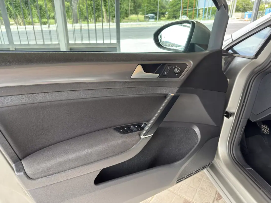 Volkswagen Golf 2017 - 15950 EUR, 151736 km - 151736km - foto 21 de 34