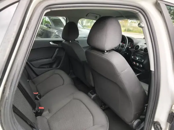 Audi A1 Sportback 2015 - 10900 EUR, 221000 km - AUTO.MOTO.pt - 221000km - foto 9 de 10