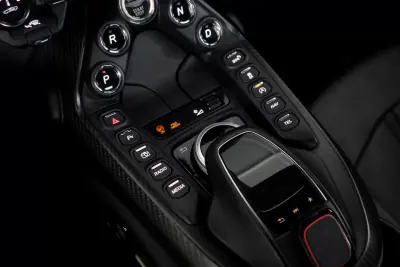 Aston Martin V8 Vantage Roadster 2021 - 165000 EUR, 14873 km - AUTO.MOTO.pt - 14873km - foto 15 de 21