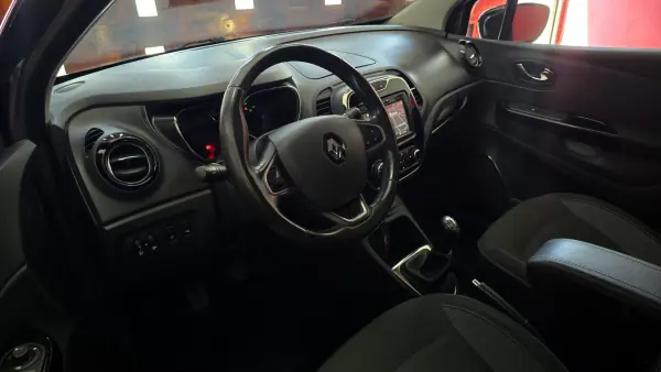 Renault Captur 2016 - 10490 EUR, 58907 km - AUTO.MOTO.pt - 58907km - foto 16 de 46