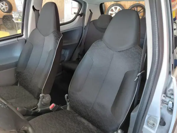 Peugeot 107 2011 - 4899 EUR, 189000 km - AUTO.MOTO.pt - 189000km - foto 14 de 17