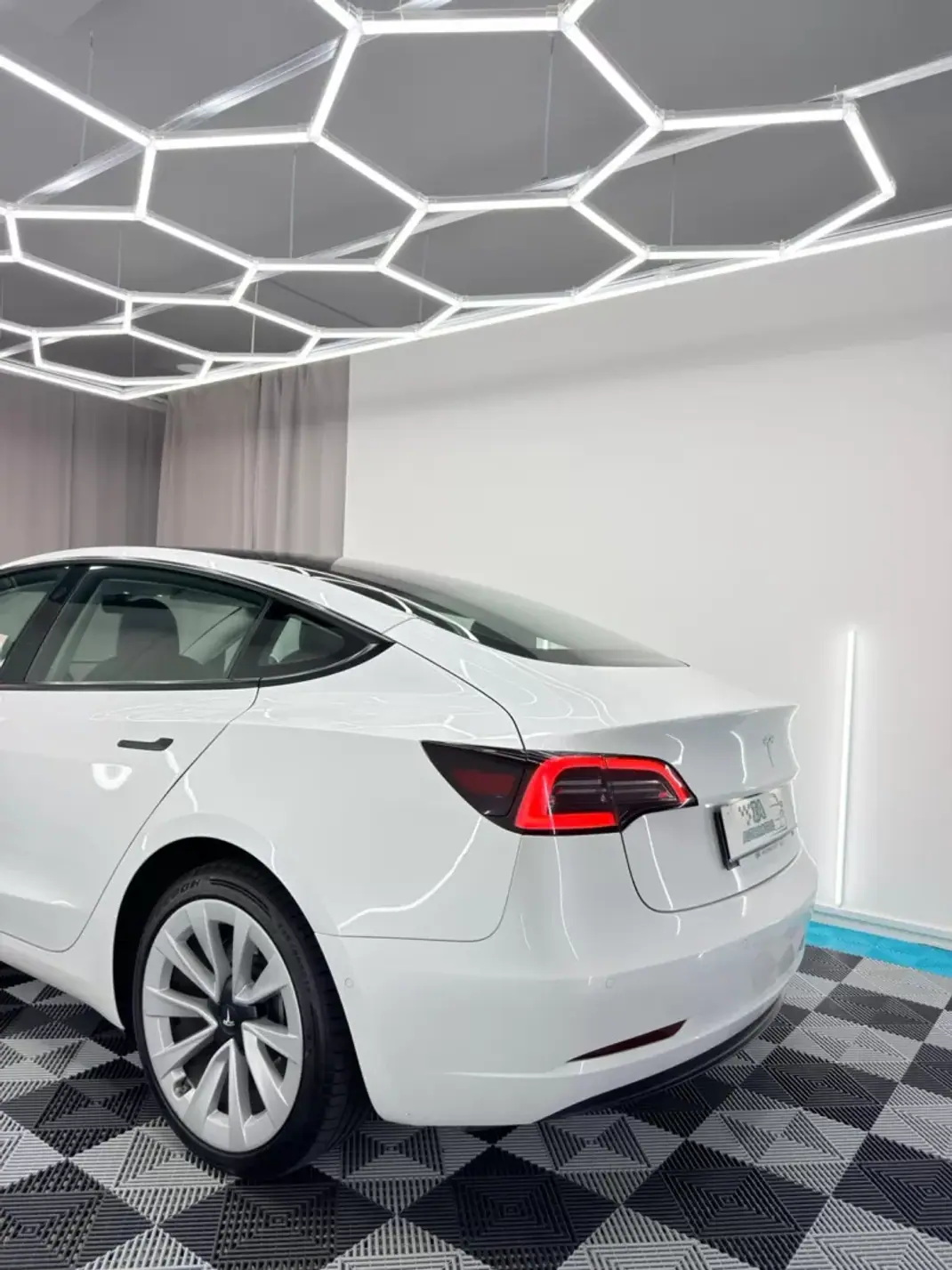 Tesla Model 3 2022 - 24999 EUR, 115000 km - AUTO.MOTO.pt - 115000km - foto 6 de 23