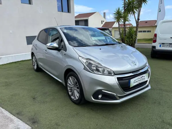 Peugeot 208 2017 - 11990 EUR, 95200 km - AUTO.MOTO.pt - 95200km - foto 3 de 12