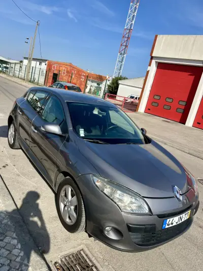 Renault Mégane 2010 - 7250 EUR, 285000 km - AUTO.MOTO.pt - 285000km - foto 2 de 6
