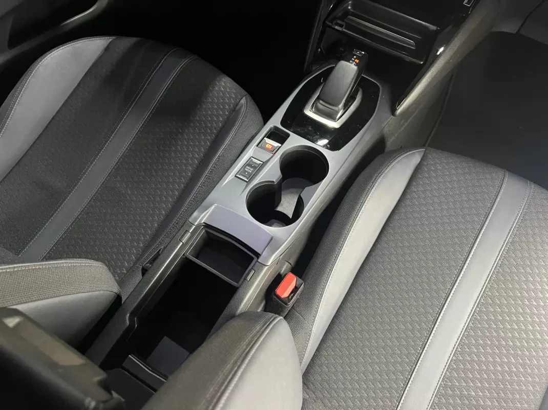 Peugeot e-2008 2020 - 18990 EUR, 50000 km - AUTO.MOTO.pt - 50000km - foto 46 de 51